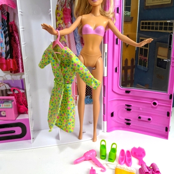 Barbie Doll Plus Accessories No Closet - Picture 6 of 11